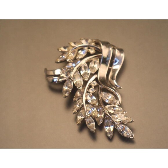 Vintage Trifari Pat Pend Rhinestone Cascading Bouquet Brooch Silver Pin - Picture 1 of 4